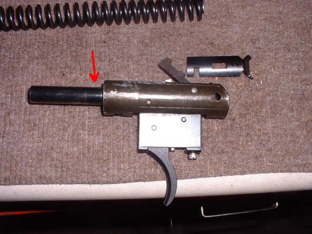 Spring guide with moly applied, marked with an arrow